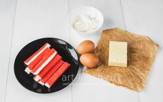 Салат с крабовыми палочками яйцом и сыром — пошаговый рецепт с фото Салат из сырков и крабовых палочек